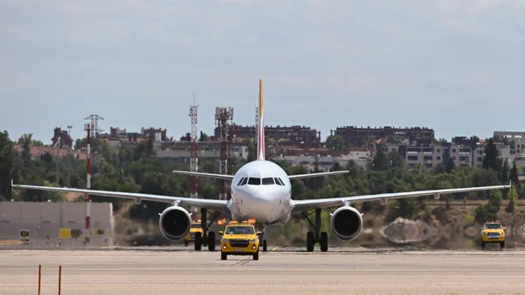 El avión de la selección española a su llegada al aeropuerto Adolfo Suárez Madrid-Barajas.